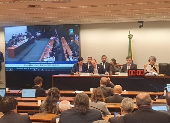 comissao-de-orcamento-aprova-texto-que-autoriza-bolsa-familia-de-r$-600-e-salario-minimo-de-r$-1.320