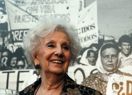 avos-da-praca-de-maio,-da-argentina,-encontram-131a-pessoa-que-foi-roubada-dos-pais-pela-ditadura-militar