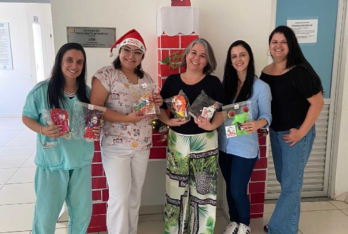 Equipe do CAPS AD entrega lembrancinhas para crianças internadas no HSS