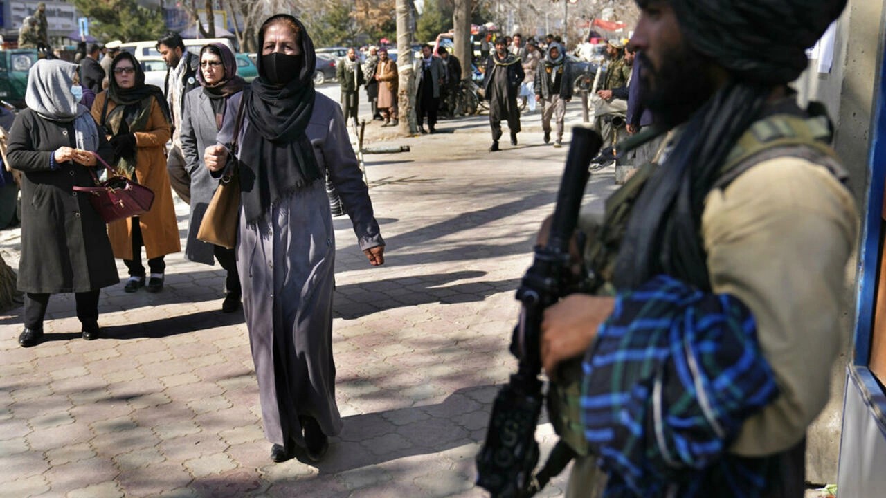 Mulheres foram vetadas de universidades afegãs por desrespeito a código de vestimenta, diz ministro