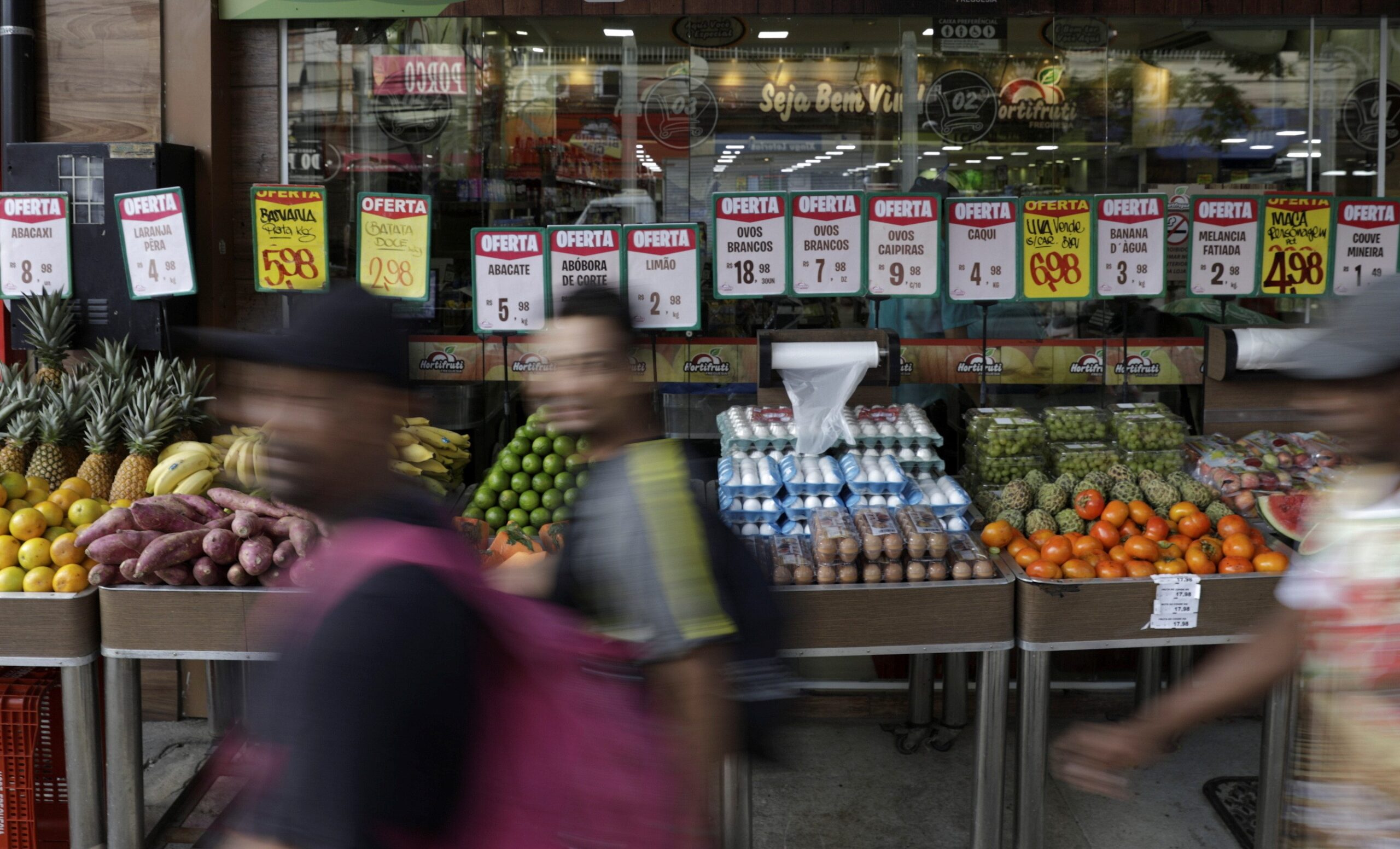 Preços dos alimentos disparam e renda dos brasileiros não acompanha; entenda por quê