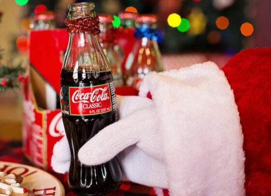 e-verdade-que-a-roupa-do-papai-noel-e-vermelha-por-causa-da-coca-cola?