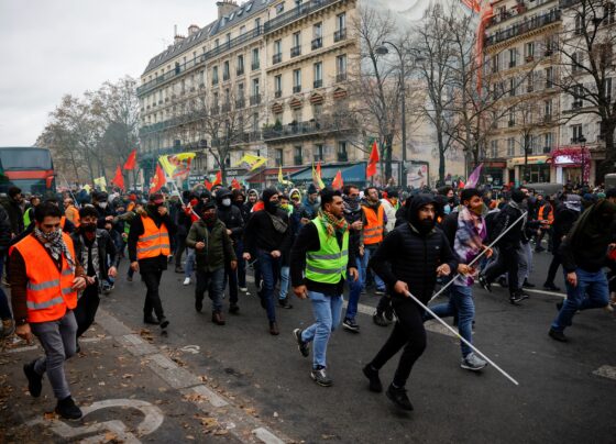 paris-vive-2o-dia-de-confrontos-entre-manifestantes-curdos-e-policia;-veja-video