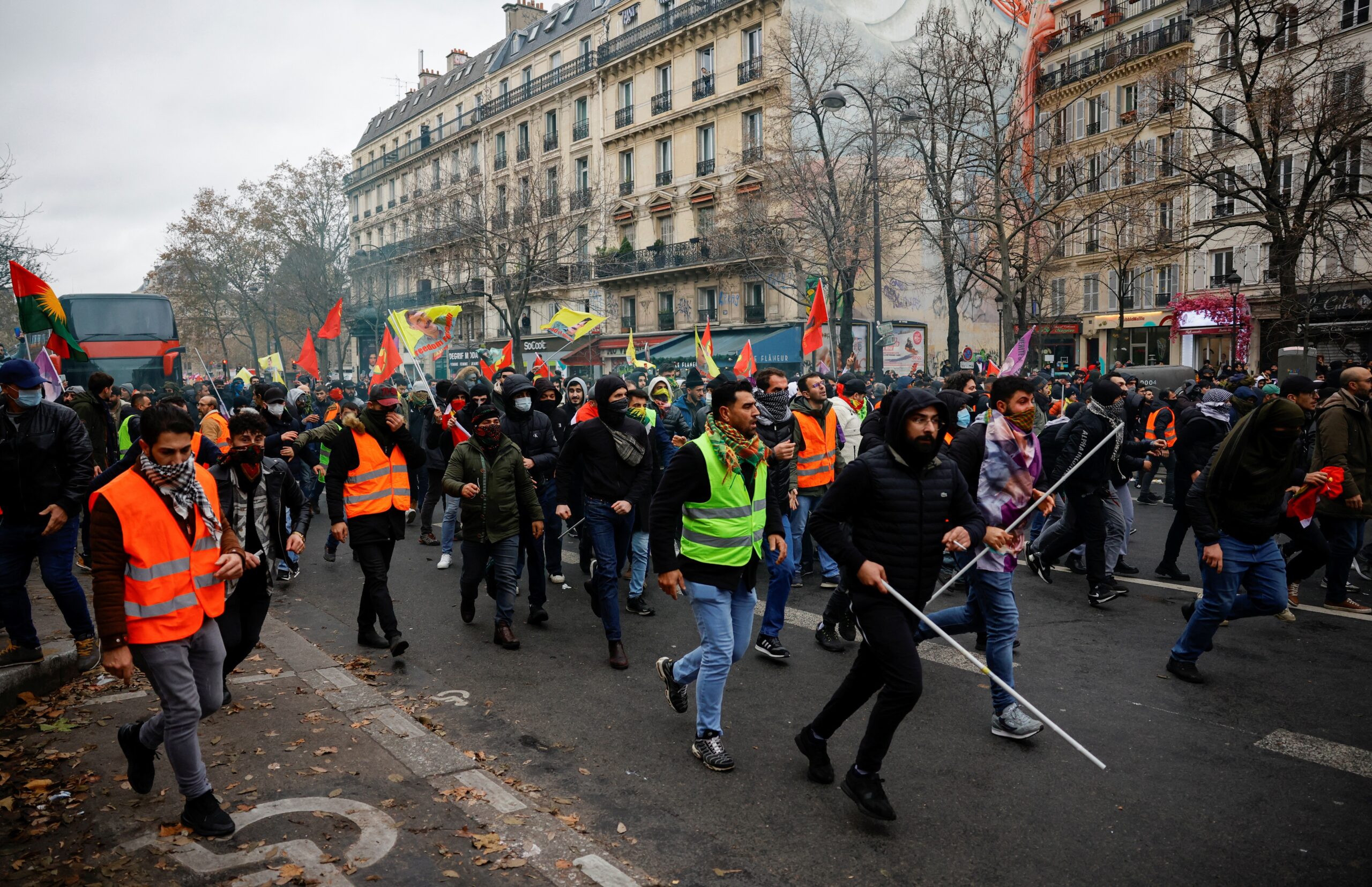 Paris vive 2º dia de confrontos entre manifestantes curdos e polícia; veja VÍDEO