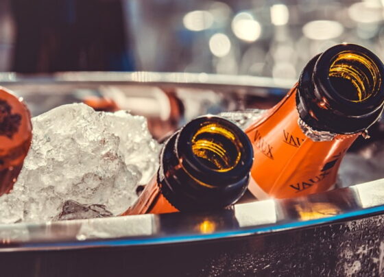 abriu-o-espumante-e-sobrou-um-pouco?-veja-como-guardar-sem-perder-o-gas