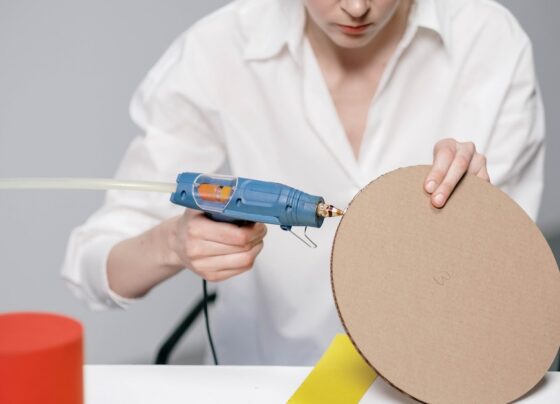 confira-5-formas-engenhosas-de-usar-a-cola-quente-no-dia-a-dia