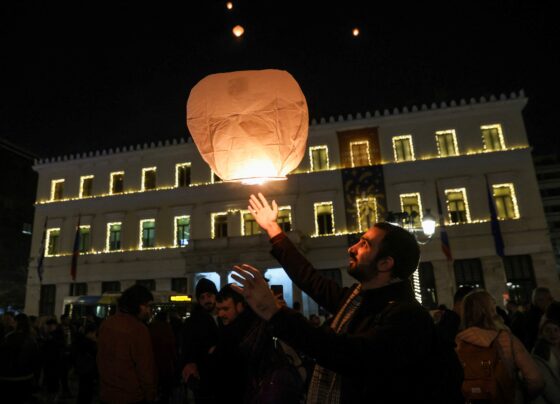 lanternas-iluminam-ceu-na-grecia,-durante-festividades-de-natal