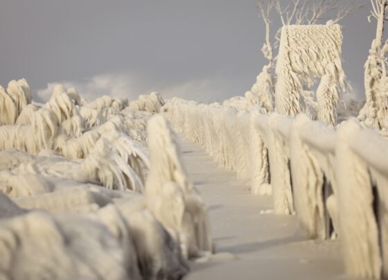 passarela-vira-escultura-de-gelo-em-meio-a-tempestade-de-inverno-nos-eua;-fotos
