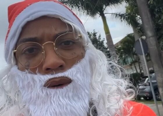 as-vesperas-do-natal,-atacante-do-flamengo-se-veste-de-papai-noel