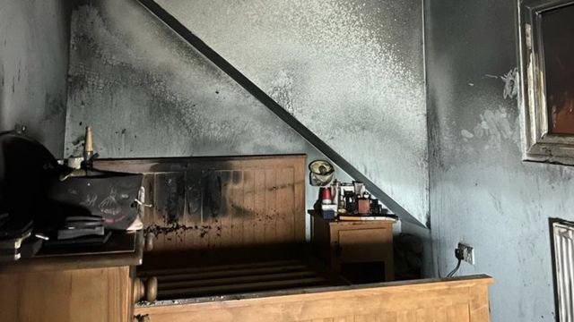 Cachorro causa incêndio em casa na Inglaterra após ‘ligar’ secador de cabelo