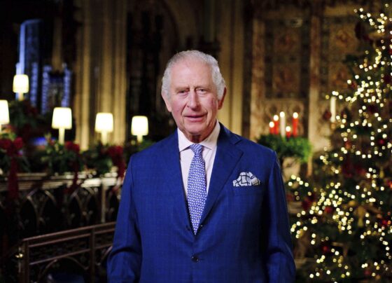 em-mensagem-de-natal,-rei-charles-iii-homenageia-rainha-e-fala-da-crise-do-custo-de-vida-no-reino-unido