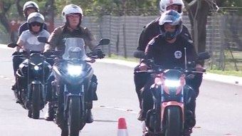 Vídeo: Bolsonaro passeia de moto por Brasília na tarde de sábado