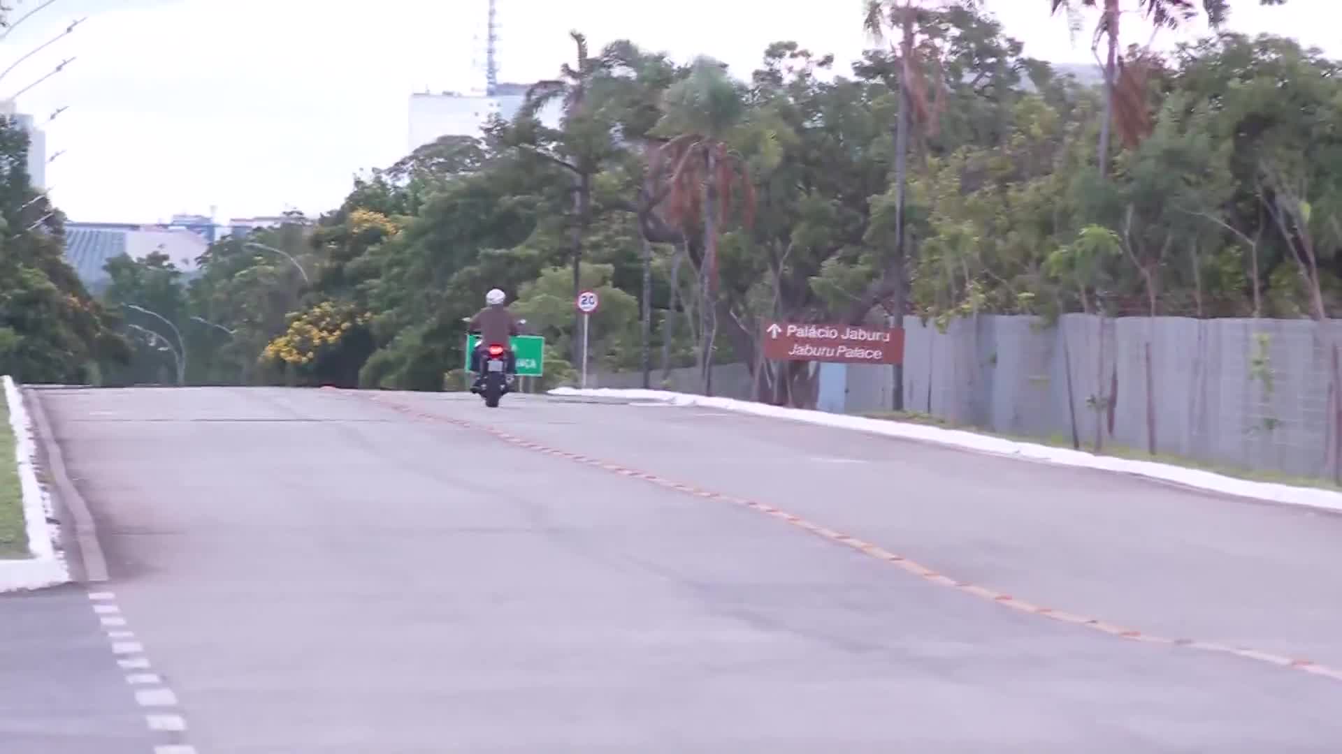 Bolsonaro passeia de moto por Brasília na tarde de sábado (24)