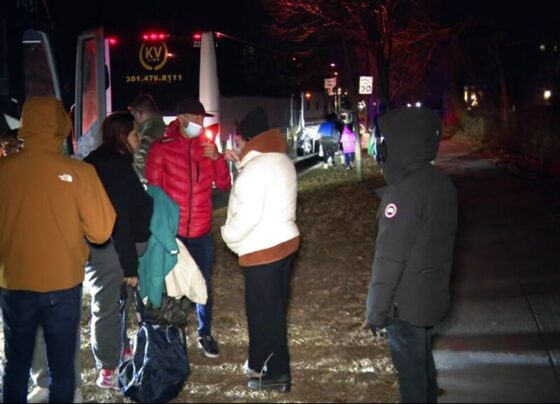 onibus-com-migrantes-estacionam-perto-da-casa-da-vice-presidente-dos-eua,-kamala-harris;-video