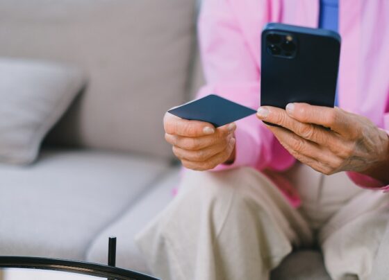 cartao-do-auxilio-brasil-podera-ser-usado-no-bolsa-familia-em-2023?