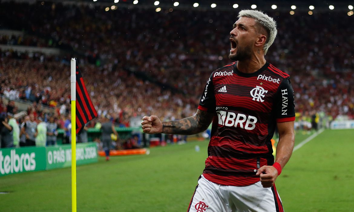 Alvo do Flamengo deve retornar ao Brasil e anima diretoria