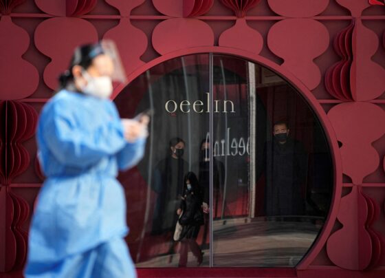 covid:-apos-3-anos,-china-acaba-com-quarentena-para-viajantes-em-meio-a-onda-da-doenca