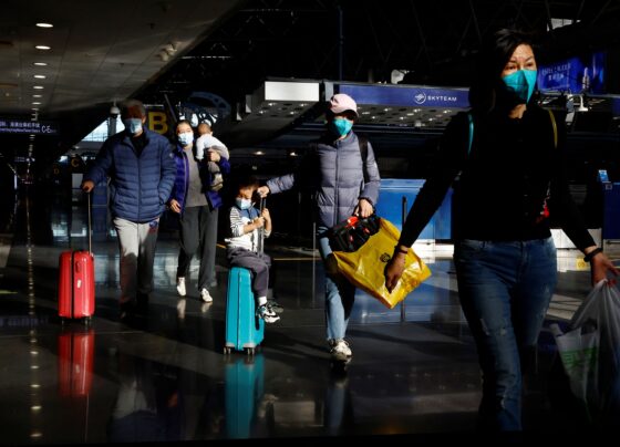 chineses-fazem-planos-de-viagem-apos-pequim-eliminar-mais-restricoes-contra-covid