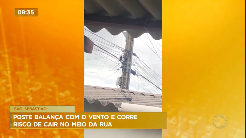 Poste de energia elétrica com estrutura torta corre o risco de cair, em São Sebastião (DF)