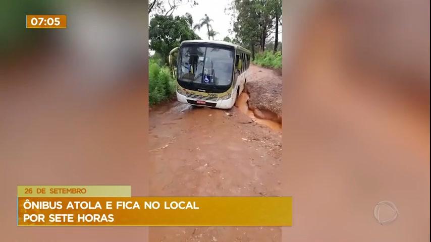 Ônibus atola e fica preso em buraco por sete horas