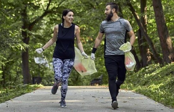 plogging,-o-curioso-esporte-sueco-que-combina-corrida-com-recolhimento-de-lixo