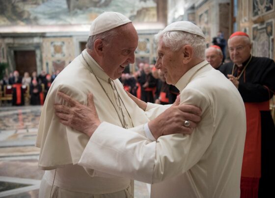 papa-francisco-pede-para-que-fieis-orem-por-bento-xvi-que-‘esta-muito-doente’
