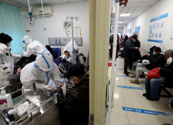 fim-da-‘covid-zero’-causa-superlotacao-em-hospitais-e-funerarias-chinesas-durante-surto-de-covid-19