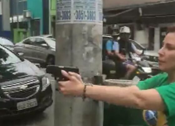 apos-decisao-da-justica,-carla-zambelli-entrega-arma-para-a-policia-federal