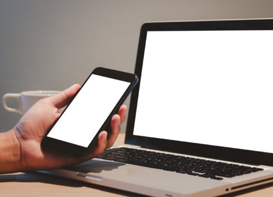 maior-tempo-de-exposicao-a-telas-de-computadores-e-smartphones-gera-miopia,-aponta-estudo