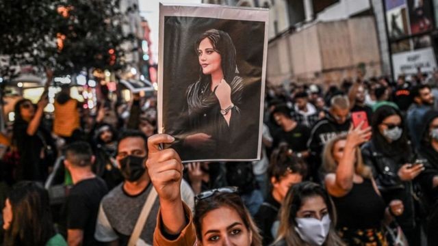 Mais de cem iranianos podem ser condenados à morte por protestos, calcula organização