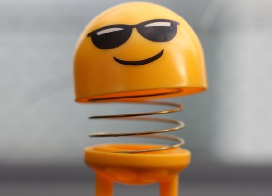 qual-e-o-real-significado-do-emoji-sorridente-com-oculos-escuros?