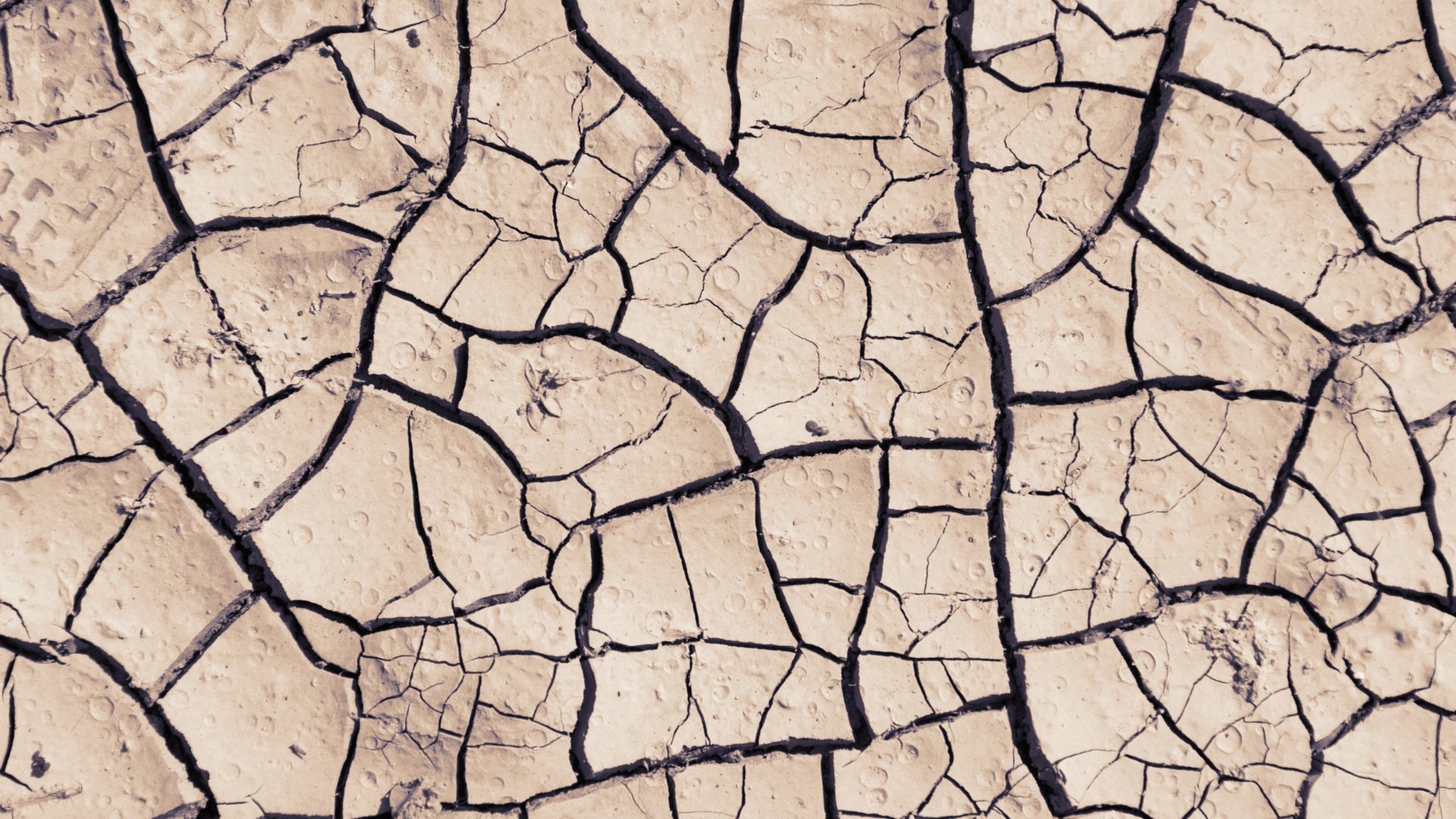 Nível de água baixa e deixa à mostra cidades e objetos que estavam submersos