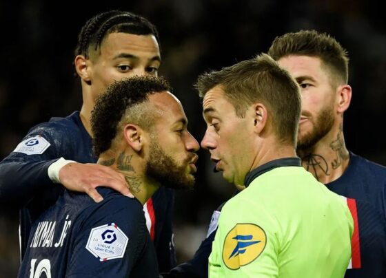 neymar-volta,-da-tapa-em-adversario,-simula-e-e-expulso