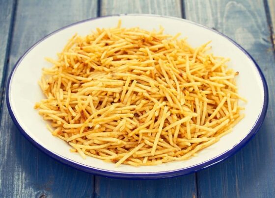 mulher-que-encontrou-pedaco-de-metal-em-batata-palha-sera-indenizada