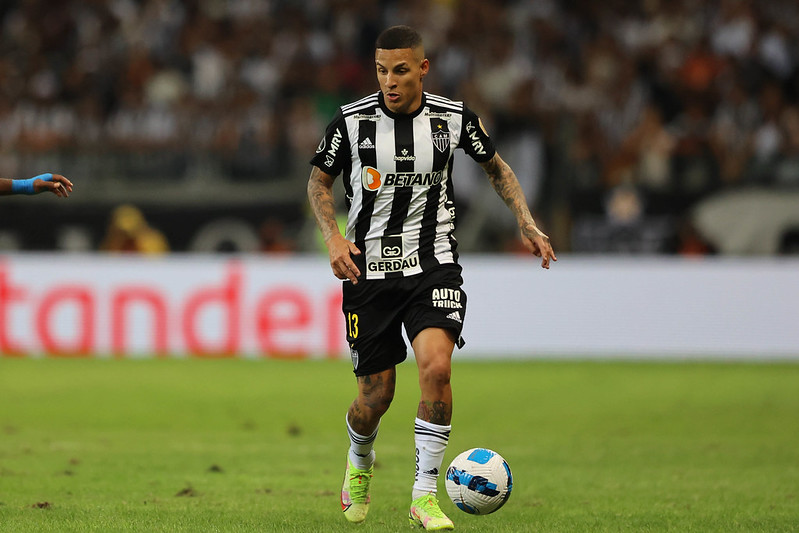 Guilherme Arana evoluiu na recuperação da sua lesão nessa semana