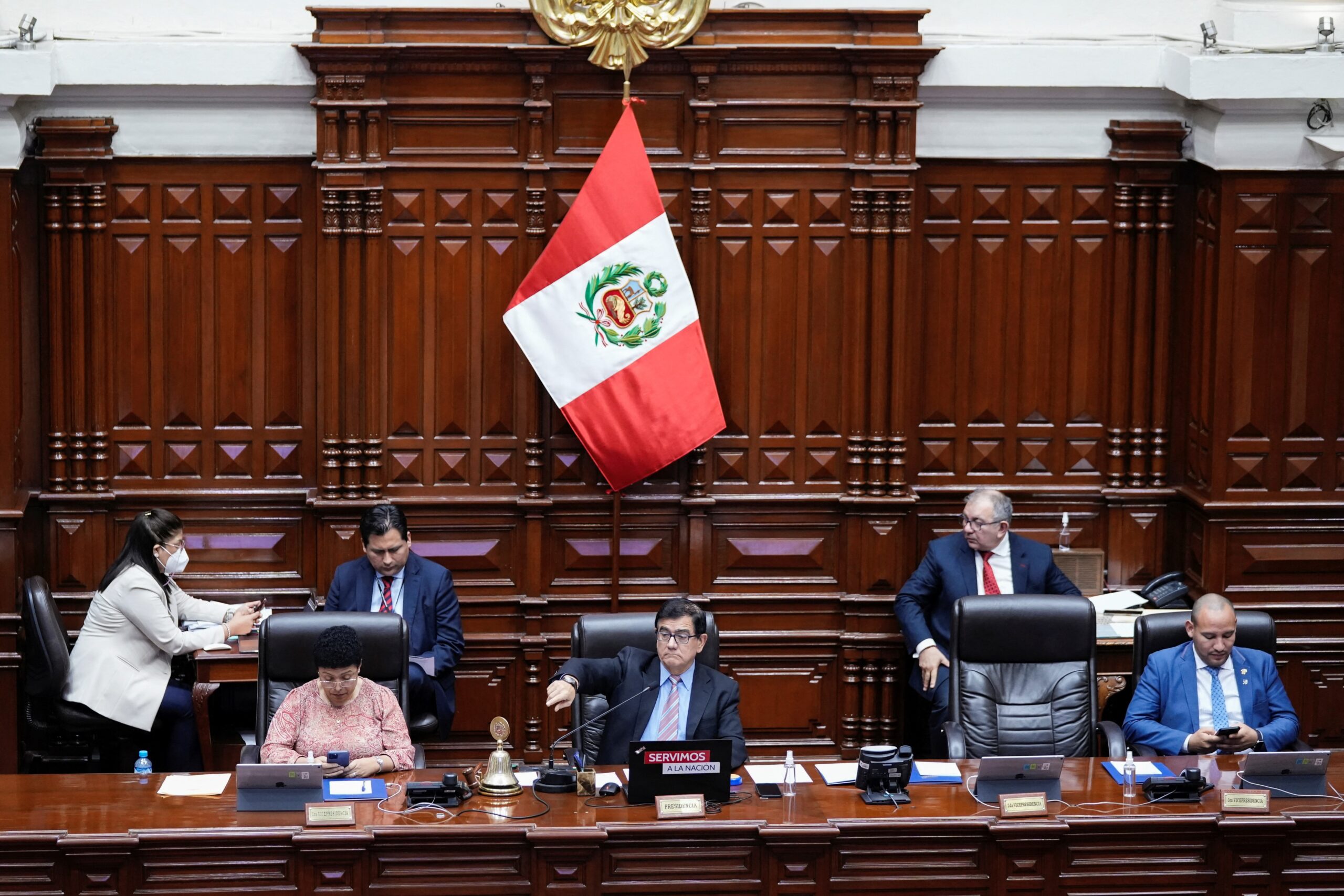 Dentro do Congresso, deputado do Peru soca colega na cara pelas costas; veja vídeo