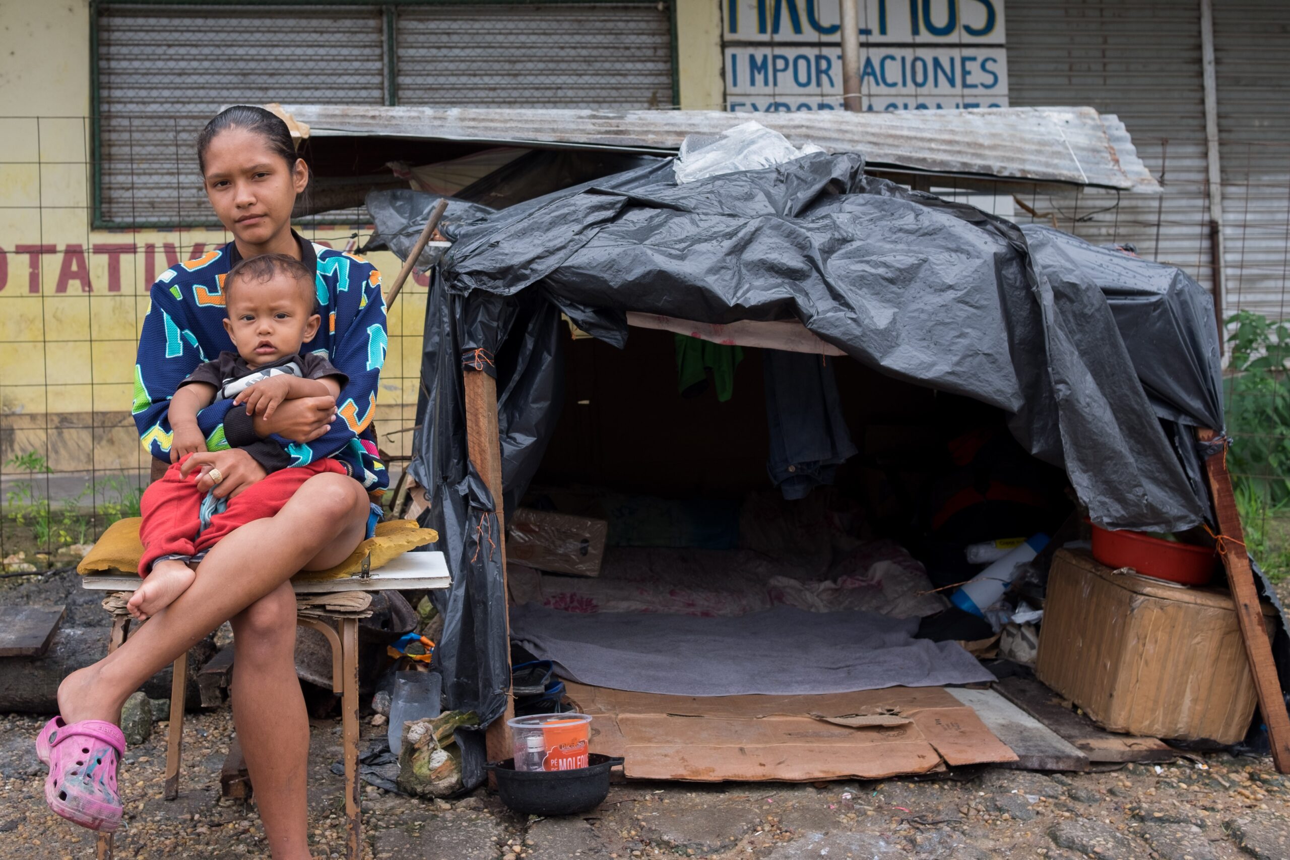 Sem dinheiro, venezuelanos acampam às margens de rodovia na fronteira do Brasil: ‘aqui pelo menos temos comida’