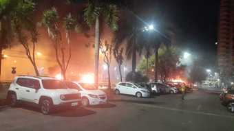 Em meio a protestos e incêndio de carros, governador do DF manda aumentar policiamento
