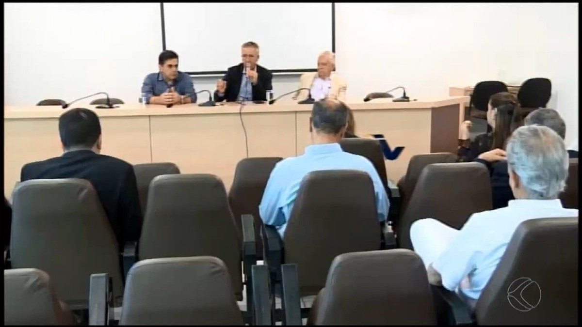 Prefeitos da região Centro-Oeste de MG se reúnem em Divinópolis para debater atraso no pagamento do Fundeb
