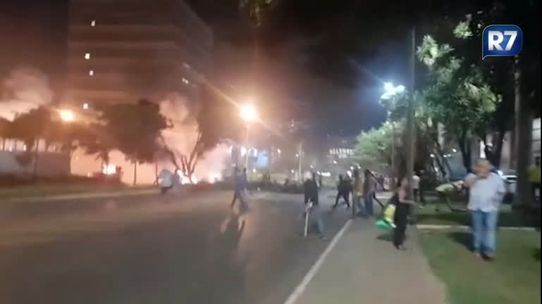 Manifestantes quebram carros e tentam invadir sede da Polícia Federal na Asa Norte, em Brasília