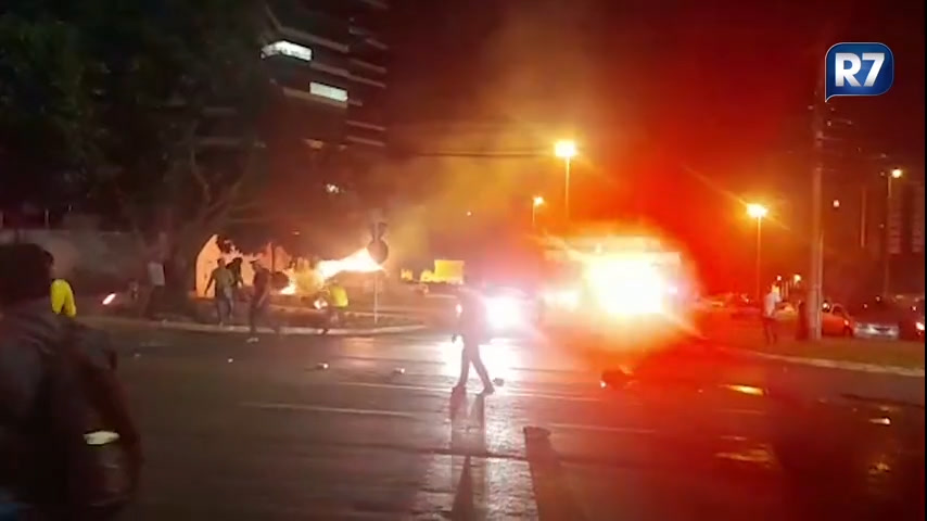 Manifestantes quebram carros e tentam invadir sede da Polícia Federal na Asa Norte, em Brasília