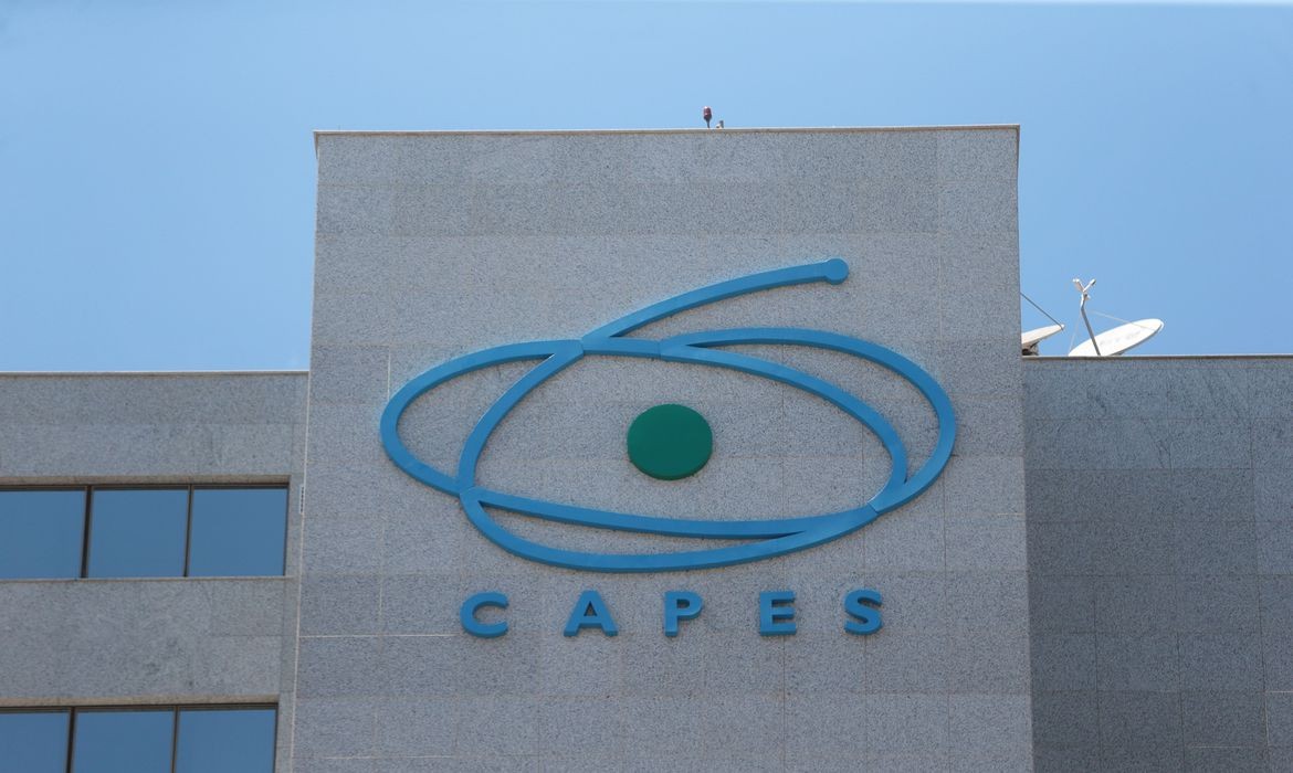 Capes consegue desbloqueio de R$ 210 milhões para pagamento de 200 mil bolsistas