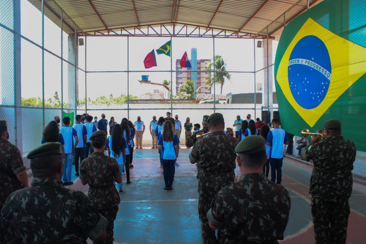 Escolas cívico-militares têm meta, eficácia e desempenho desconhecidos; veja 6 pontos sobre a bandeira de Bolsonaro na educação