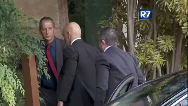 Alexandre de Moraes participa de confraternização com Lula