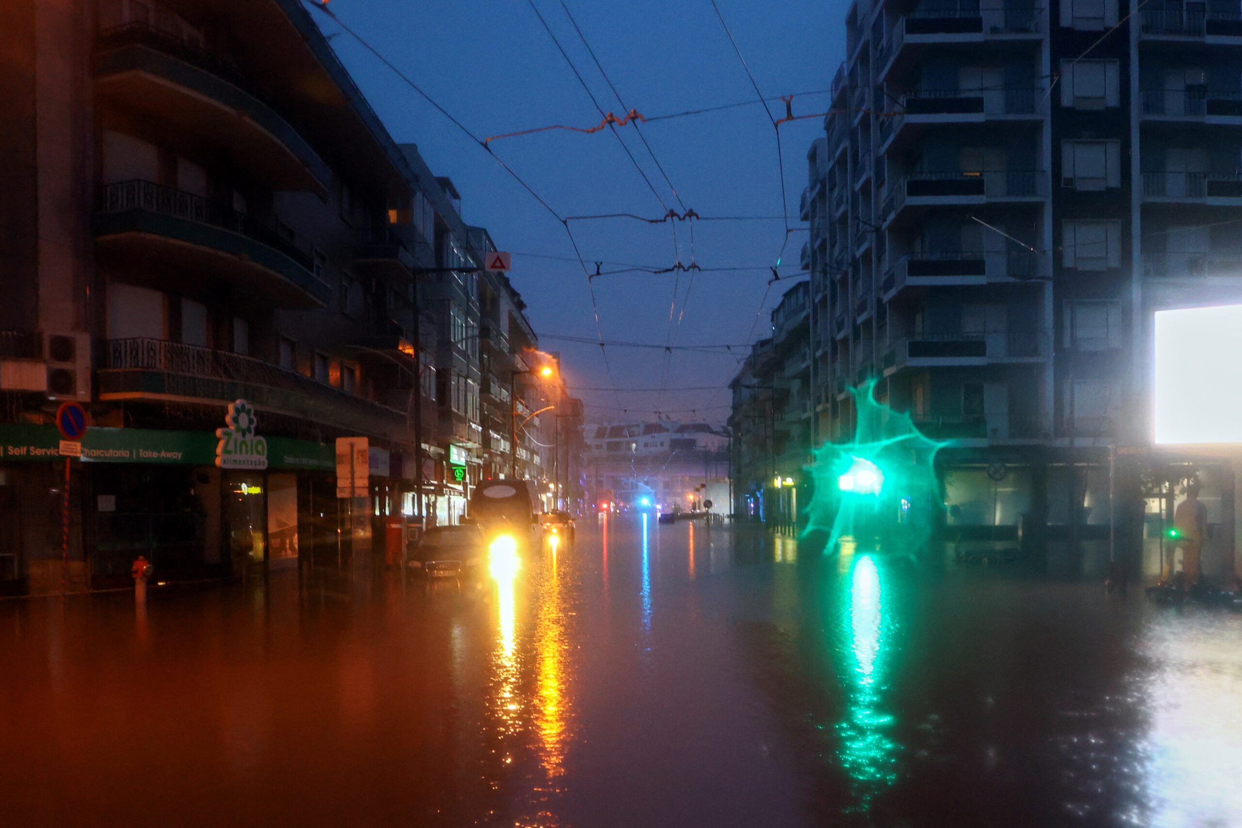 VÍDEO: Chuva atípica provoca enchentes em Lisboa, e transporte público e aulas são suspensos