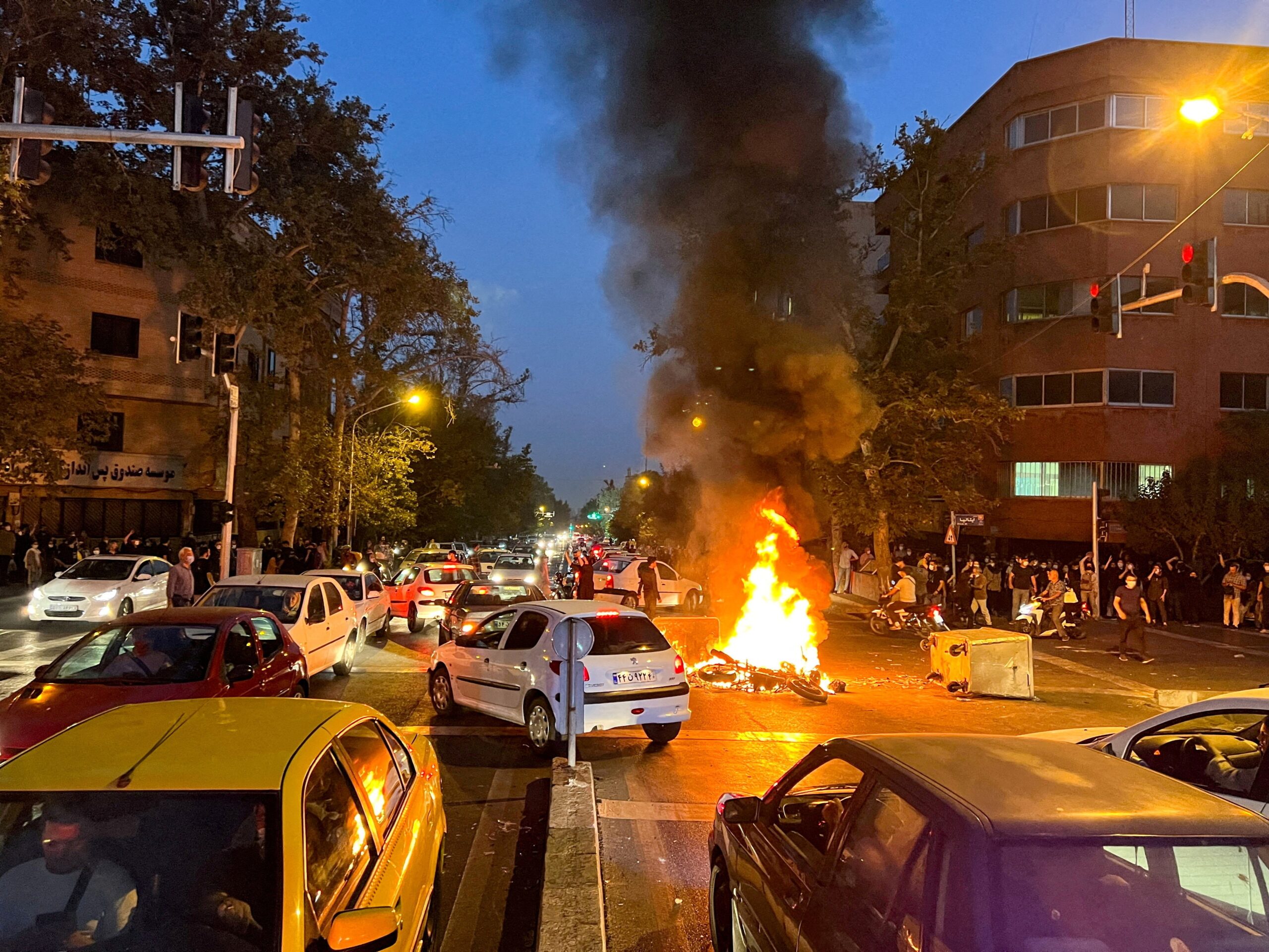 Irã condena 400 pessoas por participação em protestos