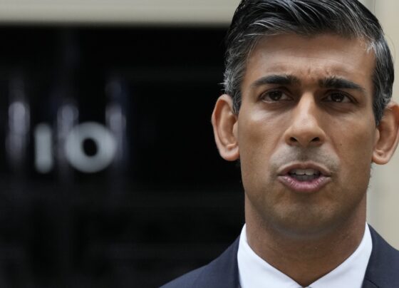 rishi-sunak,-filho-de-pais-imigrantes,-apresenta-leis-para-reprimir-imigracao-ilegal-no-reino-unido