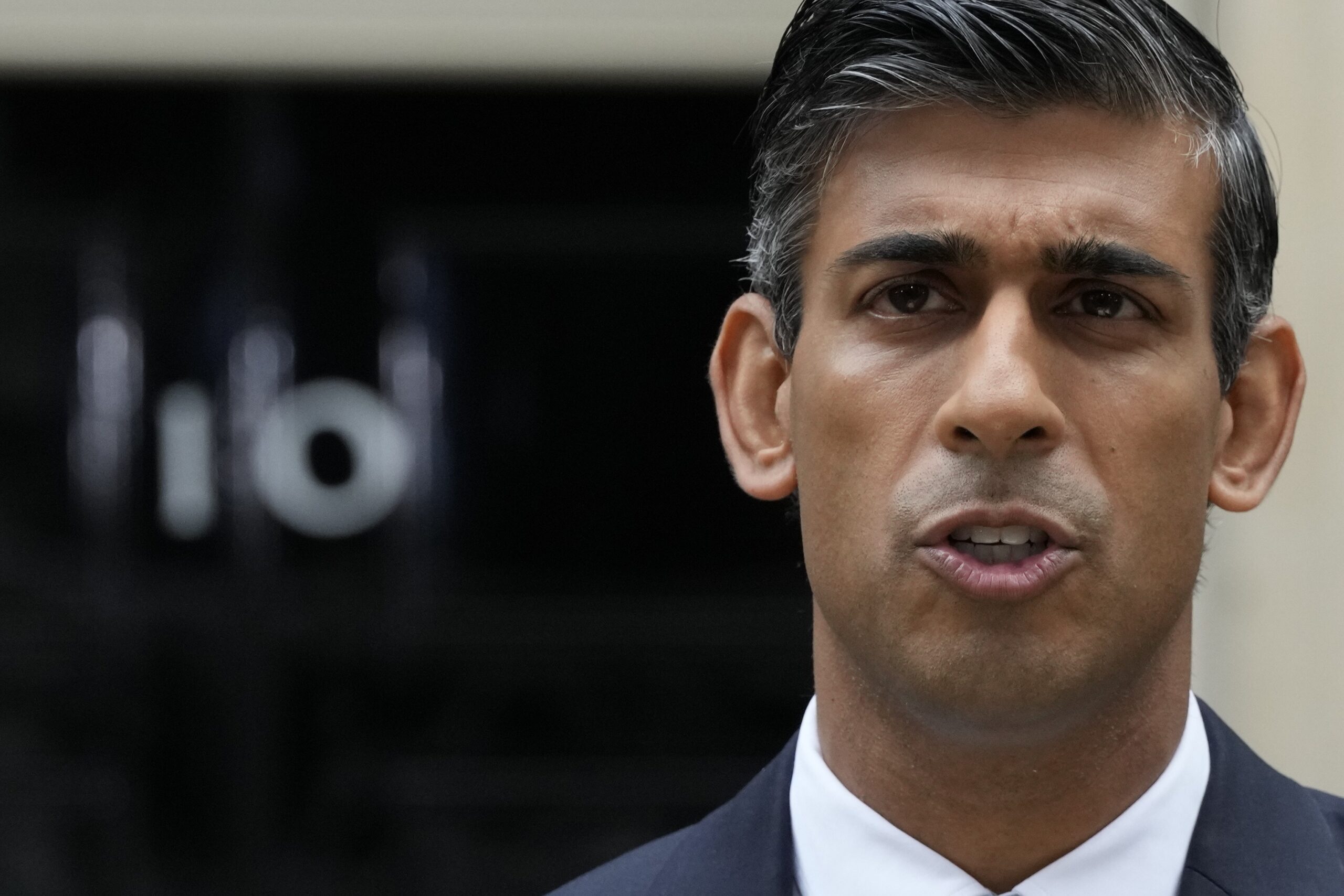 Rishi Sunak, filho de pais imigrantes, apresenta leis para reprimir imigração ilegal no Reino Unido