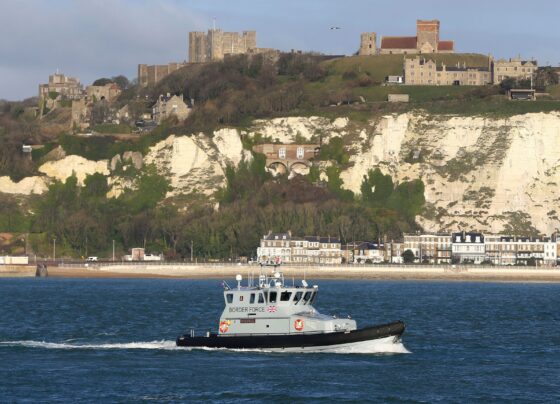 barco-afunda-no-canal-da-mancha,-e-inglaterra-e-franca-buscam-por-desaparecidos