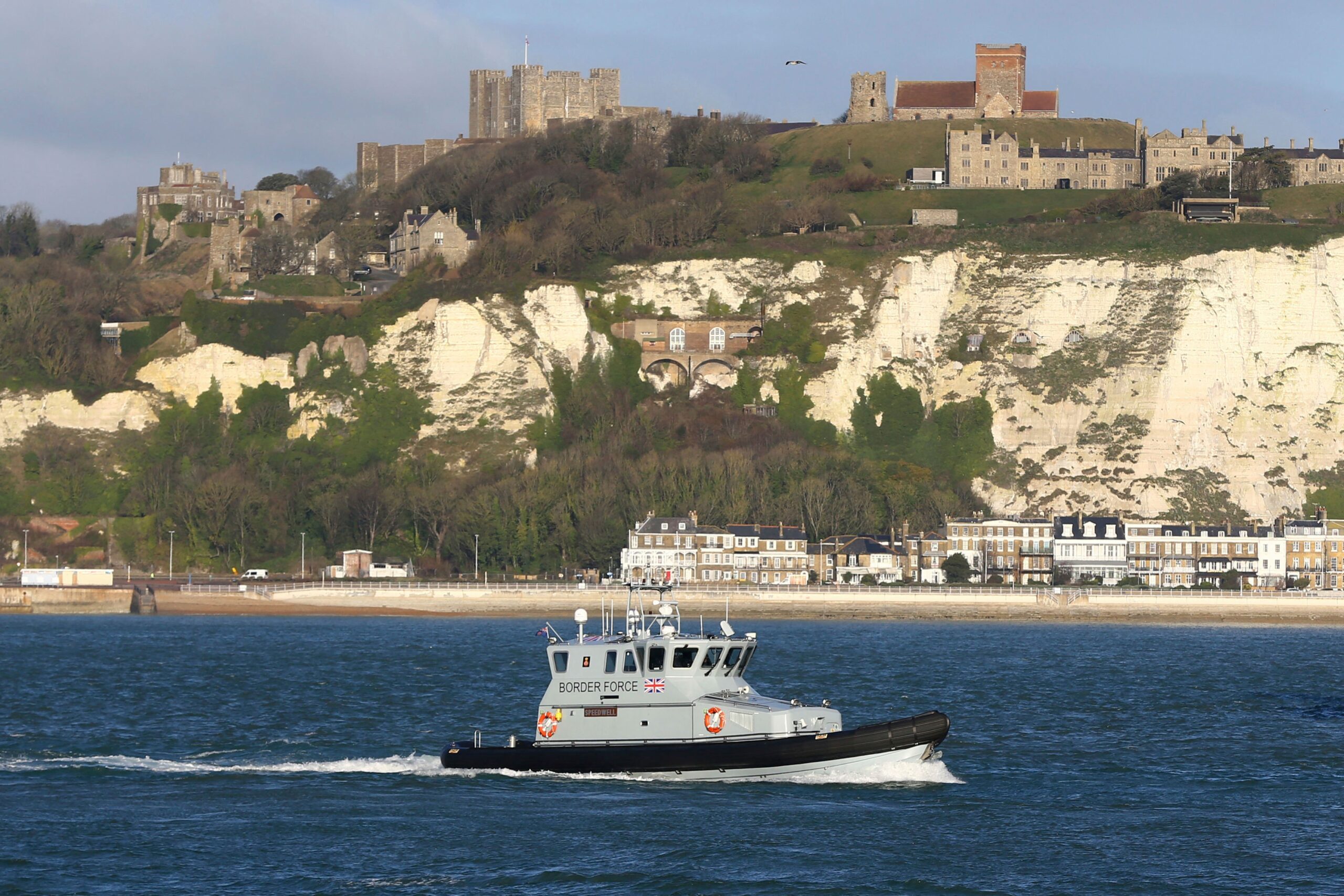 Barco afunda no Canal da Mancha, e Inglaterra e França buscam por desaparecidos